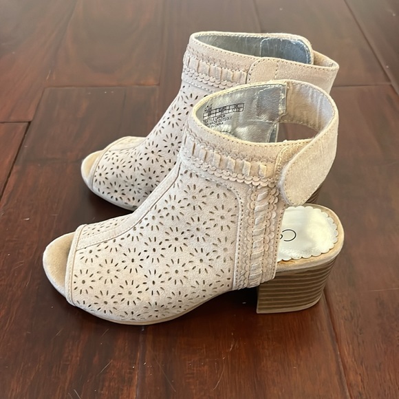 Girls heeled sandals EUC - Picture 3 of 4